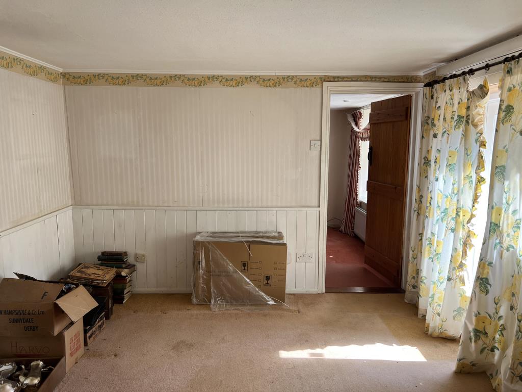 Lot: 65 - THREE-BEDROOM COTTAGE ON PLOT OF 0.34 ACRES FOR IMPROVEMENT - Study room between kitchen and living room